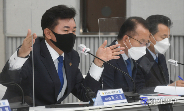 29일 오전 경기도의회 대회실에서 열린 '교섭단체 더불어민주당 언론인과의 대화'에서 박근철 대표의원이 질의에 답하고 있다.조주현기자
