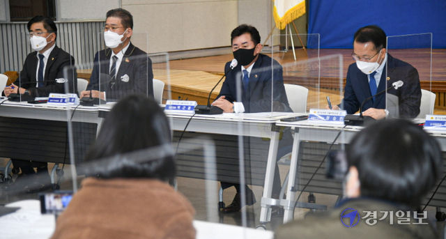 29일 오전 경기도의회 대회실에서 열린 '교섭단체 더불어민주당 언론인과의 대화'에서 박근철 대표의원이 질의에 답하고 있다.조주현기자
