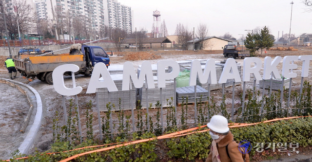 29일 오전 인천 부평구 부평미군기지인 캠프마켓 B구역에서 관계자들이  경원대로 170ｍ 구간과 안남로변 150ｍ 구간 담장 철거 공사 마무리 작업을 하고 있다. 담장 철거로 진입로 2곳이 새로 생기면서시민들의 개방제한 시간도 없어졌다. 장용준기자
