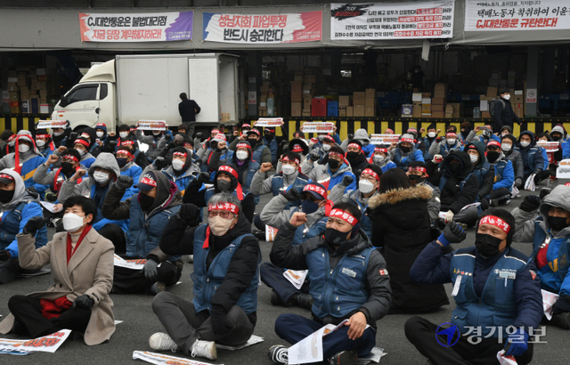 전국택배노동조합 CJ대한통운본부가 택배 노동자 과로사 방지를 위한 사회적 합의 이행을 촉구하며 무기한 총파업을 시작한 28일 오전 광주시 CJ대한통운 성남터미널에서 조합원들이 구호를 외치고 있다.조주현기자<br>