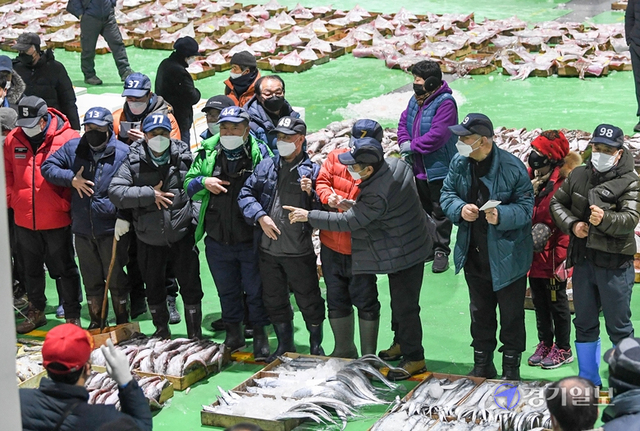 3일 새벽 2022년 임인년(壬寅年) 새해 첫 경매가 열린 인천 중구 항동 수협중앙회 인천공판장에서 중도매상인들이 활기찬 손짓으로 경매를 하고 있다. 이날 풍어를 기원하는 초매식은 코로나19 여파로 2년째 열리지 못했다. 장용준기자