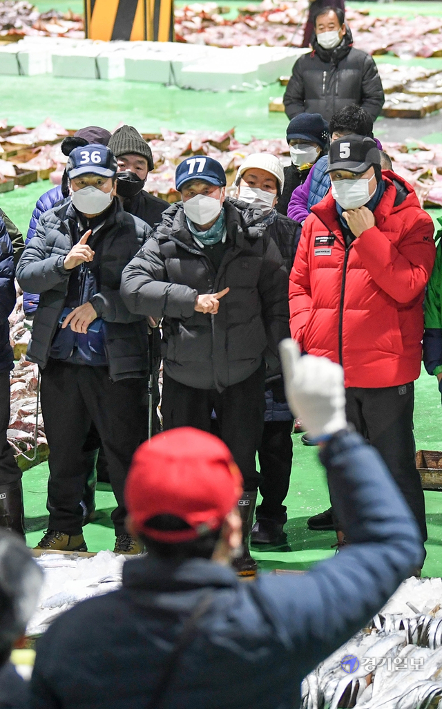 3일 새벽 2022년 임인년(壬寅年) 새해 첫 경매가 열린 인천 중구 항동 수협중앙회 인천공판장에서 중도매상인들이 활기찬 손짓으로 경매를 하고 있다. 이날 풍어를 기원하는 초매식은 코로나19 여파로 2년째 열리지 못했다. 장용준기자