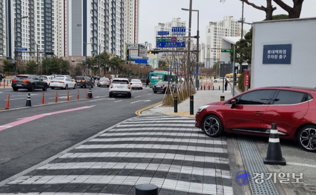롯데백화점 동탄점이 사용중인 북측 지하주차장 출구(GATE 1) 앞에서 무단 차선변경이 빈발하고 있다. 사진은 해당 출구를 빠져 나온 차량들이 무단으로 차선을 변경하고 있다. 김영호기자