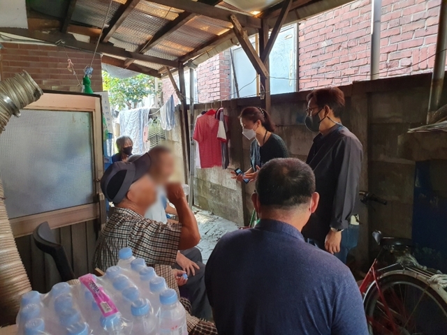 수원시 관계자들이 쪽방촌에 거주하는 주민을 대상으로 매입임대주택에 대한 홍보활동을 진행하고 있다.