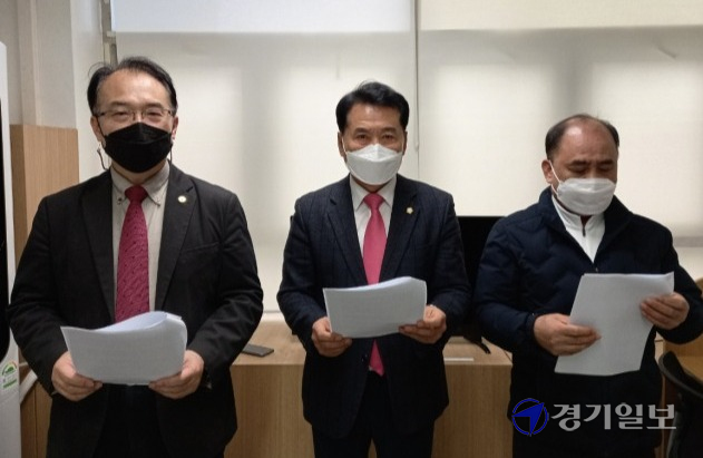 안양지역 시민사회단체가 5일 안양시청 송고실에서 옛 평촌동 시외버스터미널 부지 오피스텔 건립사업 전면 재검토를 요구하는 기자회견을 하고 있다. 노성우기자