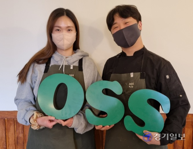 경기도시장상권진흥원의 '소상공인 청년사관학교' 사업 참여 후 창업에 나선 오준영 오스스 대표(오른쪽)가 기념촬영 하고 있다. 채태병기자