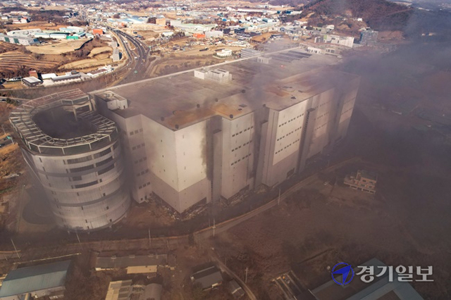 6일 오전 평택시 한 냉동창고 신축 공사현장에서 화재가 발생, 시커먼 연기가 피어오르고 있다. 조주현기자