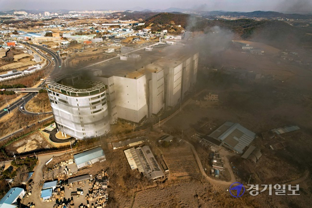6일 오전 평택시 한 냉동창고 신축 공사현장에서 화재가 발생, 시커먼 연기가 피어오르고 있다. 조주현기자