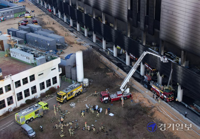 6일 오전 평택시 한 냉동창고 신축 공사현장에서 화재가 발생, 소방대원들이 화재 진압을 하고 있다. 조주현기자