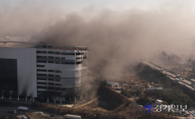 6일 오전 평택시 한 냉동창고 신축 공사현장에서 화재가 발생, 시커먼 연기가 피어오르고 있다. 조주현기자