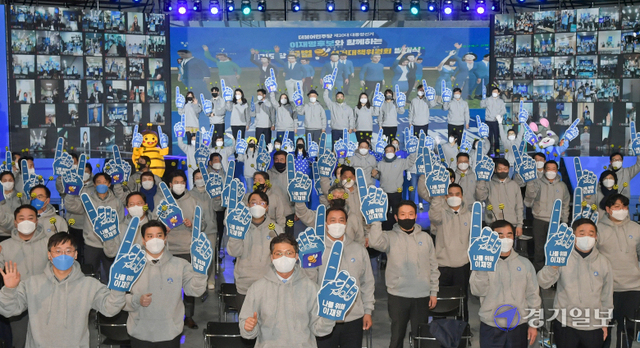 6일 오후 수원컨벤션센터에서 열린 '더불어민주당 경기도당 꿀벌 선거대책위원회 발대식'에서 송영길 대표, 윤호중 원내대표, 박정 경기도당 상임 선대위원장 온·오프라인 참석자들이 기념촬영을 하고 있다. 윤원규기자