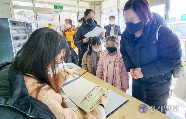 2022학년도 취학아동 예비소집 마지막날인 지난 7일 인천 중구 신흥초등학교 중앙 현관에서 신입생과 학부모들이 입학 안내문을 받아가고 있다. 김지혜기자