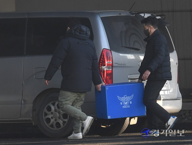 진화작업 중 소방관 3명이 순직한 평택시 한 냉동창고 신축 공사장 화재현장에서 7일 오후 경찰이 압수수색을 한 뒤 압수품을 옮기고 있다. 조주현기자