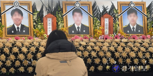 8일 오전 평택시 이충분수공원에 마련된 순직 소방공무원 합동분향소에서 시민들이 조문을 하고 있다. 평택역 광장, 이충분수공원, 안중출장소에 마련된 시민 합동 분향소는 오는 9일까지 운영되며, 운영 시간은 오전 7시부터 오후 9시까지다. 조주현기자