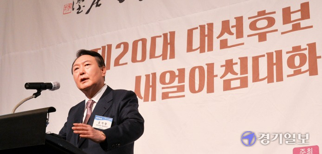 10일 오전 제20대 대선후보 초청 새얼아침대화 행사가 열린 인천 연수구 쉐라톤그랜드인천호텔 3층 그랜드볼룸에서 윤석열 국민의힘 후보가 강연을 하고 있다. 장용준기자