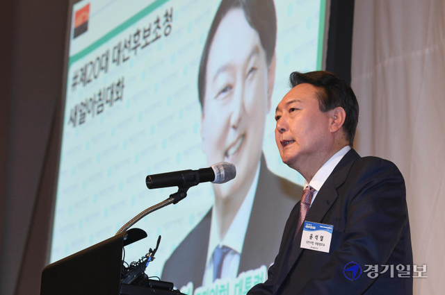 10일 오전 제20대 대선후보 초청 새얼아침대화 행사가 열린 인천 연수구 쉐라톤그랜드인천호텔 3층 그랜드볼룸에서 윤석열 국민의힘 후보가 강연을 하고 있다. 장용준기자