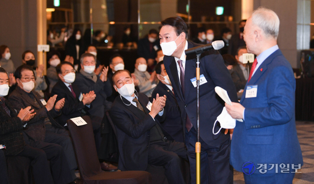 10일 오전 제20대 대선후보 초청 새얼아침대화 행사가 열린 인천 연수구 쉐라톤그랜드인천호텔 3층 그랜드볼룸에서 지용택 새얼문화재단 이사장이 윤석열 국민의힘 후보를 소개하고 있다. 장용준기자