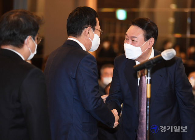 10일 오전 제20대 대선후보 초청 새얼아침대화 행사가 열린 인천 연수구 쉐라톤그랜드인천호텔 3층 그랜드볼룸에서 윤석열 국민의힘 후보가 박남춘 인천시장과 인사를 나누고 있다. 장용준기자