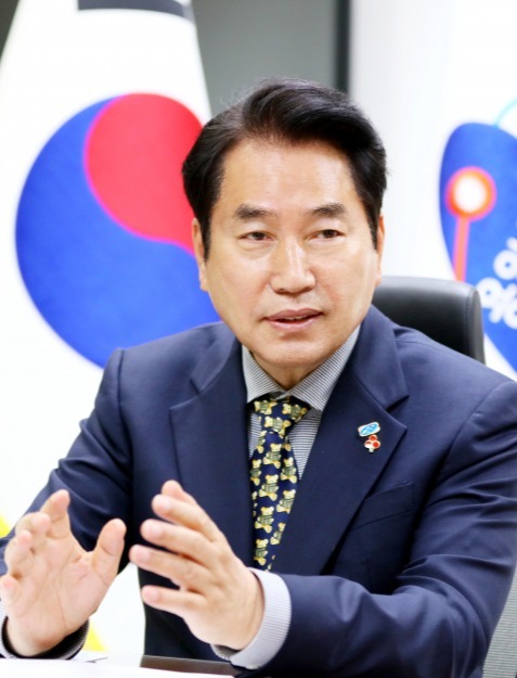 백군기 시장 인터뷰 사진