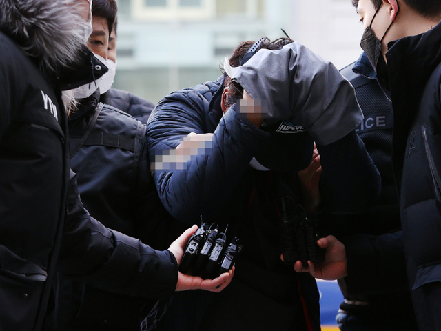 교제했던 여성의 집을 찾아 가족을 살해하고 중태에 빠뜨린 이모씨(26)가 서울동부지법에서 열린 영장실질심사에 출석하기 위해 법정으로 향하고 있다. 연합뉴스
