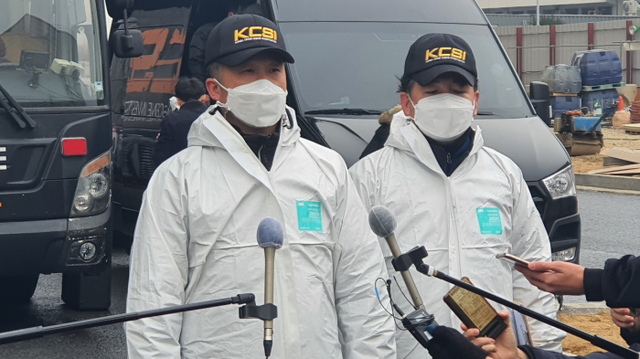 10일 오후 평택시 청북읍의 팸스 냉동창고 신축 공사장 화재 현장에서 여운철 경기남부경찰청 과학수사대장이 1차 합동감식 결과를 브리핑하고 있다. 안노연기자