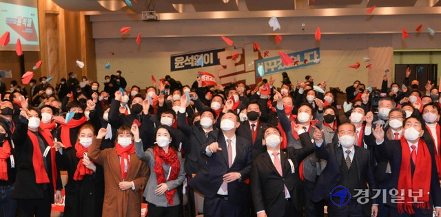 10일 오전 인천 송도국제도시 송도센트럴파크호텔 3층 다이아몬드홀에서 열린 국민의힘 인천시당의 ‘인천시 선거대책위원회 필승결의대회’에 참석한 윤석열 후보와 배준영 시당위원장 등 선대위 관계자들이 종이비행기를 날리며 대선 승리를 다짐하고 있다. 장용준기자