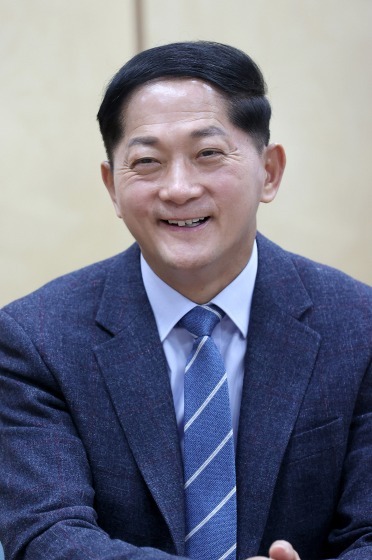 인터뷰를 진행하고 있는 이재준 고양시장. 고양시 제공.