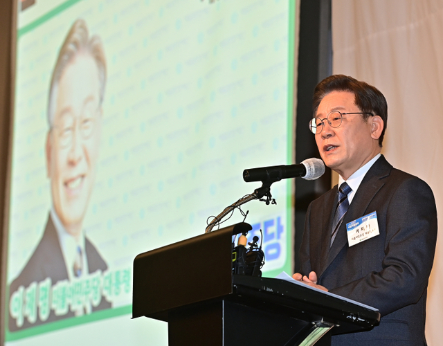 더불어민주당 이재명 대선 후보가 11일 오전 인천 연수구 쉐라톤 그랜드 인천호텔에서 열린 ‘제20대 대선후보 초청 새얼아침대화 강연회’에서 강연하고 있다. 인천사진공동취재단