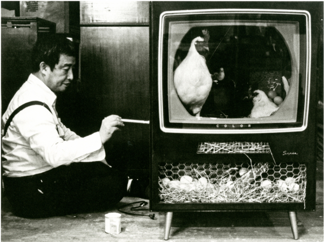 01. 마크 패츠팰, 〈Chicken II 02〉에 사인하는 백남준, 1987