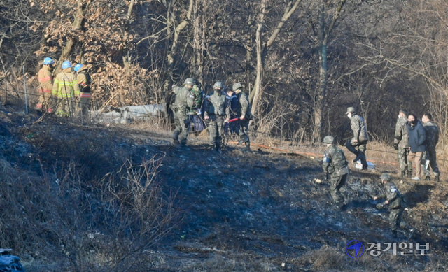 11일 오후 화성시 정남면 관항리 한 야산에서 공군 및 소방 관계자들이 10전투비행단 소속 F-5E 전투기 잔해를 확인하고 있다. 윤원규기자