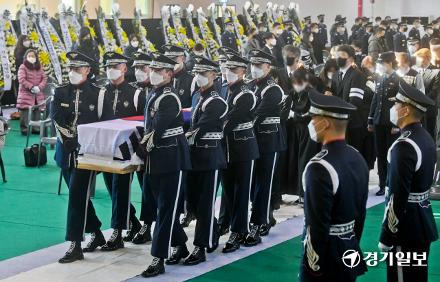 14일 오전 수원시 공군 제10전투비행단 필승체육관에서 엄수된 故 공군 소령 심정민 영결식에서 고인의 운구가 입장하고 있다. 고인은 이날 오후 국립 대전 현충원에 안장된다. 윤원규기자