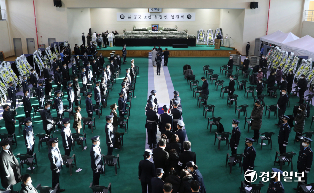 공군 KF-5E 전투기 추락사고로 순직한 고(故) 심정민 소령(29·공사 64기·추서 계급)의 영결식이 엄수된 14일 오전 수원시 공군 제10전투비행단에서 고인의 유족과 동기생, 동료 조종사 및 부대장병이 참석한 가운데 심 소령의 운구가 들어오고 있다. 경기사진공동취재단