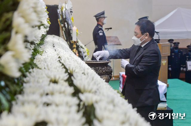 14일 오전 수원 제10전투비행단 필승체육관에서 엄수된 故 공군 소령 심정민 영결식에서 유영민 청와대 비서실장이 분향하고 있다. 윤원규기자