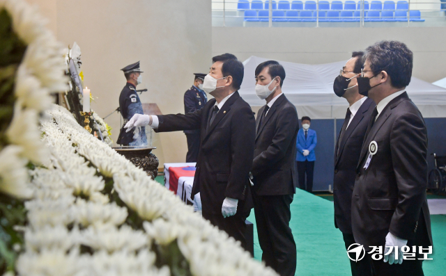 14일 오전 수원 제10전투비행단 필승체육관에서 엄수된 故 공군 소령 심정민 영결식에서 (왼쪽부터) 김진표, 하태경, 주호영 국회의원, 유승민 전 국회의원이 분향하고 있다. 윤원규기자