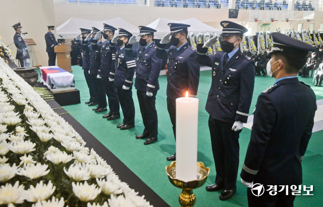 14일 오전 수원 제10전투비행단 필승체육관에서 엄수된 故 공군 소령 심정민 영결식에서 부대원들이 경례를 하고 있. 윤원규기자