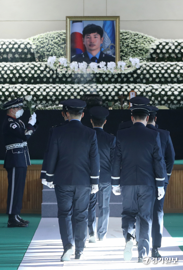 공군 KF-5E 전투기 추락사고로 순직한 고(故) 심정민 소령(29·공사 64기·추서 계급)의 영결식이 14일 오전 경기도 수원시 공군 제10전투비행단에서 고인의 유족과 동기생, 동료 조종사 및 부대장병이 참석한 가운데 부대장(部隊葬)으로 엄수되고 있다.경기사진공동취재단