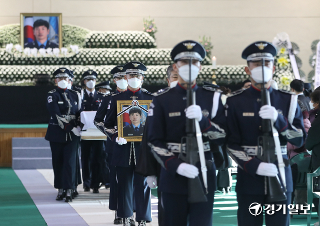 공군 KF-5E 전투기 추락사고로 순직한 고(故) 심정민 소령(29·공사 64기·추서 계급)의 영결식이 14일 오전 수원시 공군 제10전투비행단에서 부대장(部隊葬)으로 엄수되고 있는 가운데 운구 행렬이 국립대전현충원으로 향하고 있다. 경기사진공동취재단