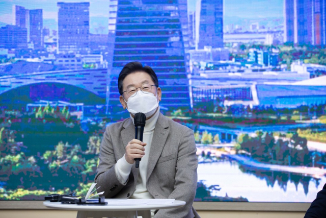 더불어민주당 이재명 대선후보가 14일 인천 송도국제도시 G타워에서 열린 인천경제자유구역 입주기업 간담회에 참석해 경제 활성화에 대한 이야기를 하고 있다. 이재명 후보 측 제공