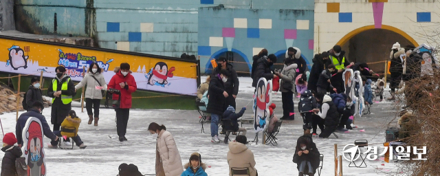 15일 오후 주말을 맞은 시민들이 과천시 서울랜드 빙어낚시터에서 즐거운 시간을 보내고 있다. 윤원규기자