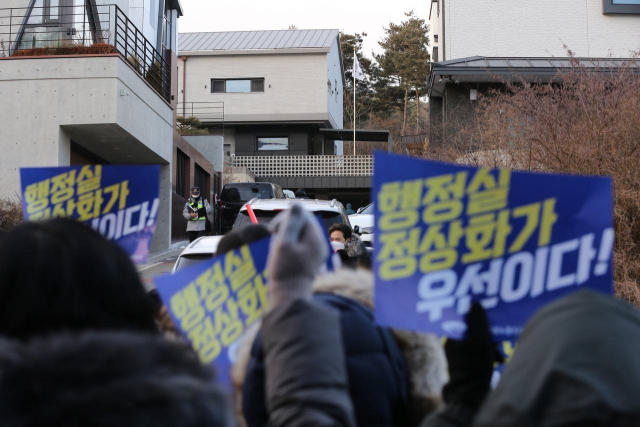 학교 업무 재구조화 시범학교 사업 중단을 요구하는 전국공무원노조 경기교육청지부가 이재정 경기도교육감 관사 앞에서 집회를 벌이고 있다. 전공노 경기교육청지부 제공