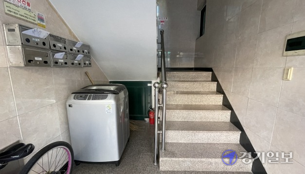 수원시 권선구 구운동의 한 공동주택 건물 1층에 대형 세탁기가 소화기 바로 앞을 가로막고 있다. 이대현기자