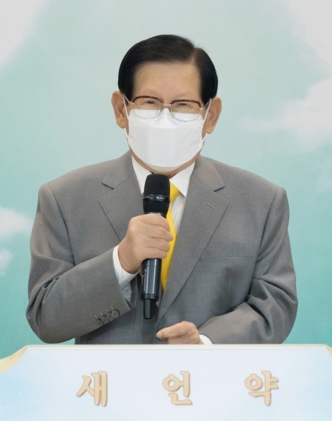 16일 이만희 신천지예수교 증거장막성전 총회장이 유월절 기념예배 설교를 유튜브를 통해 하고 있다. 신천지예수교 증거장막성전 제공