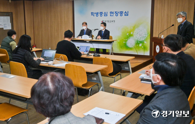 17일 오전 경기도교육청 브리핑룸에서 고영종 기획조정실장(오른쪽)과 한근수 행정관리담당관이 ‘학교 업무 재구조화 시범학교 사업 추진’ 언론 브리핑을 하고 있다. 윤원규기자