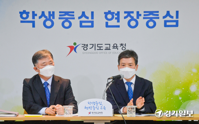 17일 오전 경기도교육청 브리핑룸에서 고영종 기획조정실장(오른쪽)과 한근수 행정관리담당관이 ‘학교 업무 재구조화 시범학교 사업 추진’ 언론 브리핑을 하고 있다. 윤원규기자