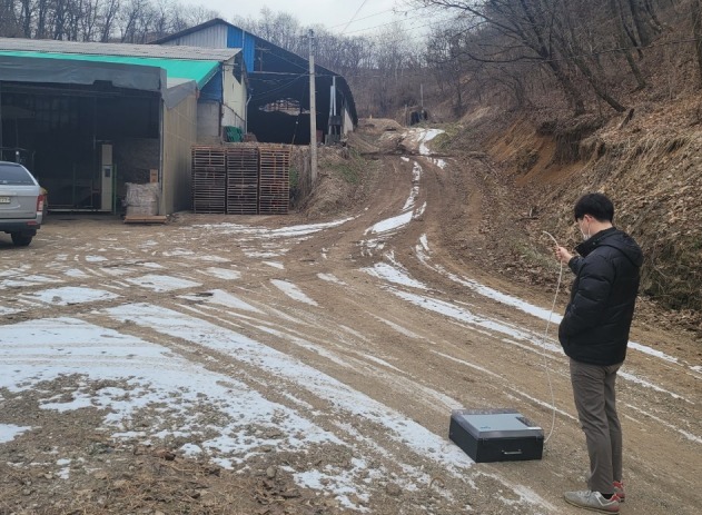연천군이 추진 중인, 축산농가 가축분뇨 처리 지원사업이 호응을 얻고 있다. 사진은 공무원이 축산농가 분뇨 악취를 점검하고 있다. 연천군 제공