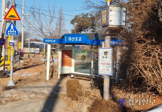 화성시가 10여년째 버스정보안내사업을 추진 중이지만 동서지역 간 불균형이 심각하다. 사진은 버스정보안내단말기가 설치되지 않은 송산면 버스정류장. 김영호기자
