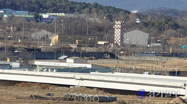 의정부시 관계자가 시의회에서 캠프 스탠리 등에 e-커머스 물류단지 조성 관련 발언을 놓고 논란을 빚고 있다. 사진은 포천 구리 고속도로 동의정부 나들목에서 바라본 캠프 스탠리와 복합문화단지 공사현장. 김동일기자
