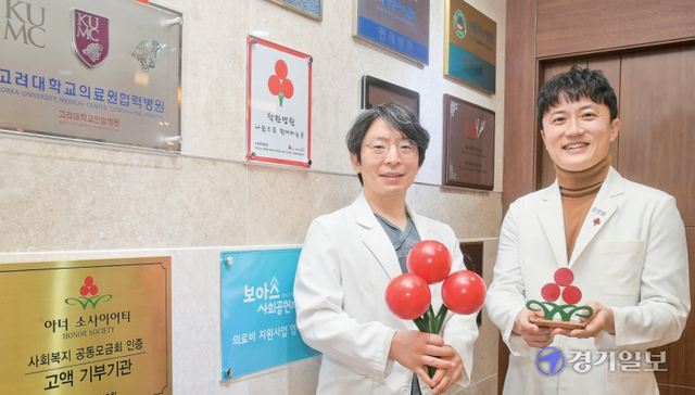 어깨, 무릎 등 심각한 신체 통증에도 형편이 어려워 치료를 받지 못하는 의료취약계층을 대상으로 치료비를 지원하는 나눔을 실천하며 경기도 210번째, 264번째 ‘아너 소사이어티’에 가입한 박준수(오른쪽)•최근석 수원 버팀병원 대표원장이 명패 앞에서 환하게 웃고 있다.