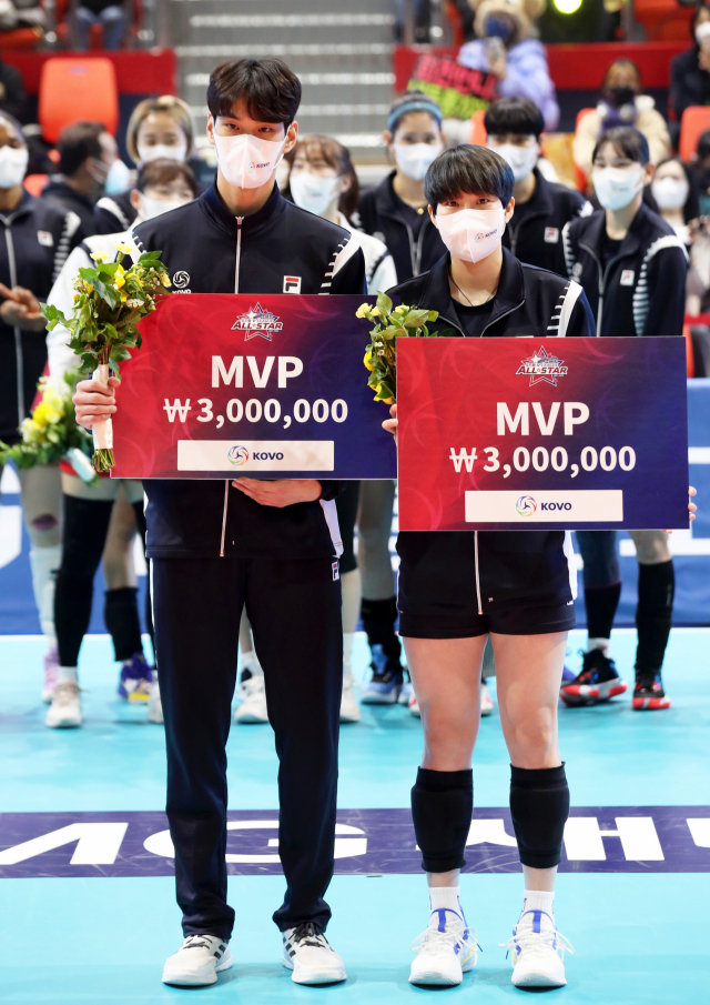 23일 광주 페퍼스타디움에서 열린 ‘도드람 2021-2022 V리그 올스타전’에서 한국전력 임성진(왼쪽)과 KGC인삼공사 이소영이 MVP를 수상하고 있다. 연합뉴스
