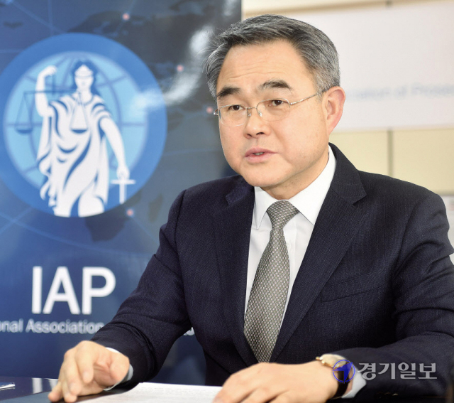 황철규 국제검사협회 회장이 전 세계 유일의 검사 간 국제기구인 국제검사협회의 설명과 앞으로의 포부를 밝히고 있다. 조주현기자